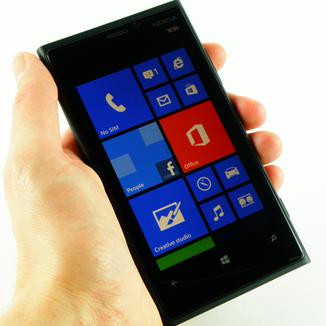 Nokia n8 зависает на заставке.