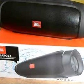 Тихо игрет колонка JBL...