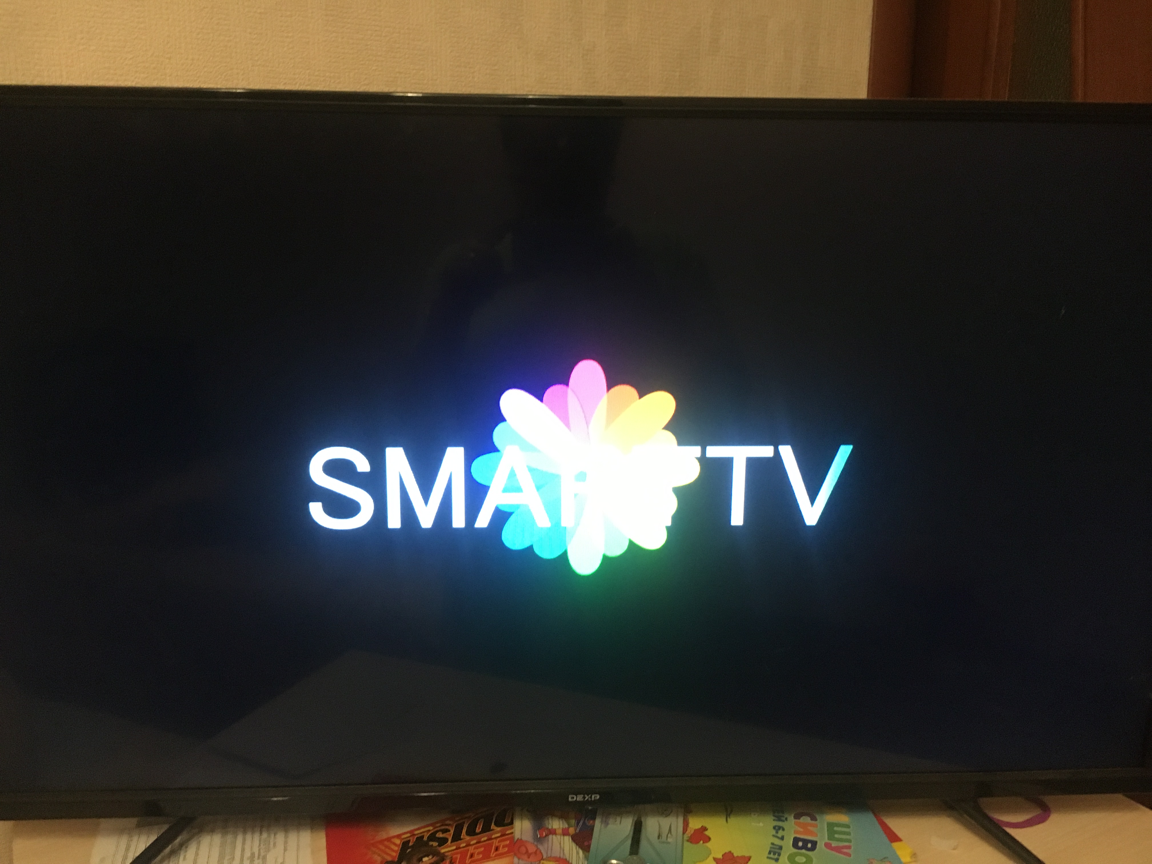 Телевизор завис на заставке. DEXP смарт ТВ h39d8000q. Заставка смарт ТВ. Smart TV обои. Заставки на телевизоре дексп.