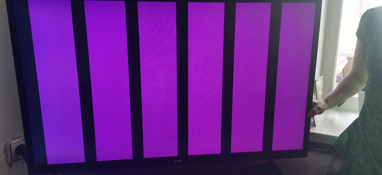 Вертикальные полоски на телевизоре. Вертикальные полосы на экране телевизора. Вертикальные полосы на матрице. OLED полосы на экране. Фиолетовая полоса на экране.