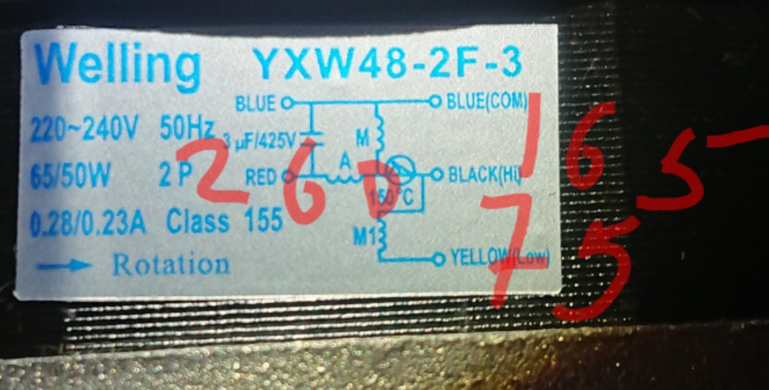 Долго моет посуду...
