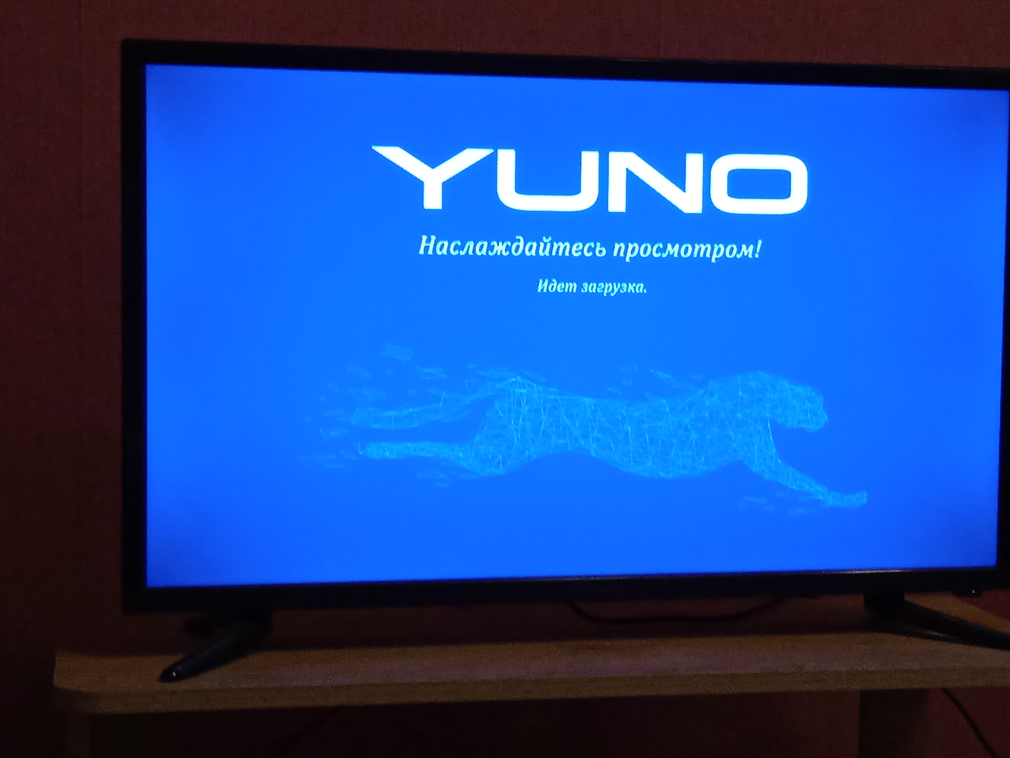 Телевизор yuno купить. Телевизор Yuno. Телевизор виснет. Заставка на телевизор. Заставки BBK на телевизоре.