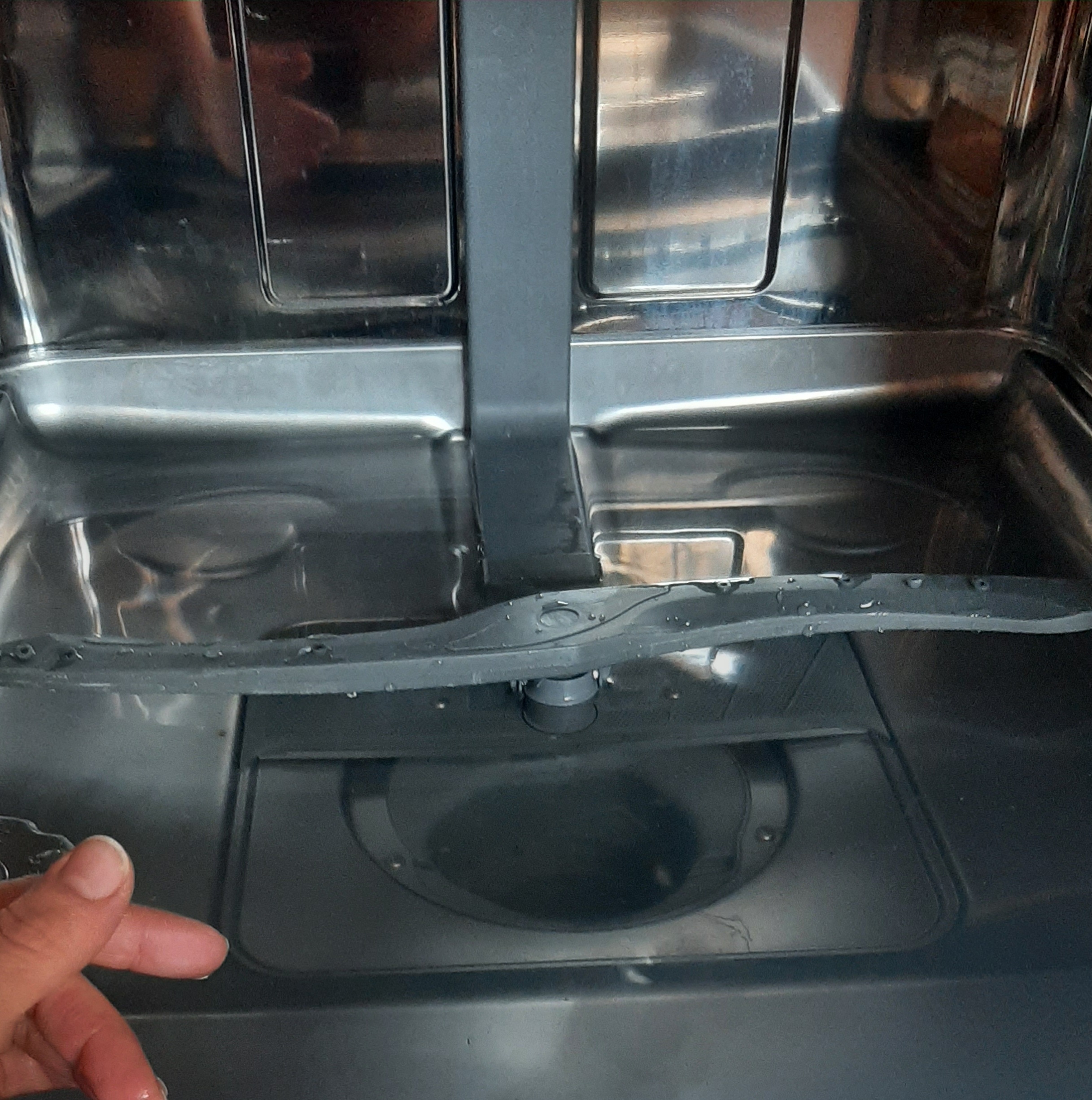 В фильтре посудомоечной машины стоит вода