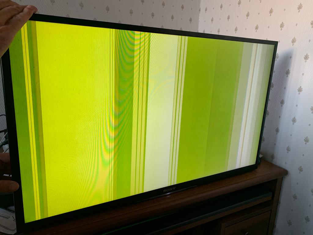 Желтая полоса на экране. Вертикальные полосы на экране телевизора. Цветные полосы на экране телевизора. Ue32d5000pw вертикальные полосы на экране. Стукнуть телевизор.