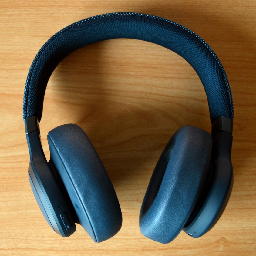 В правом наушнике jbl...