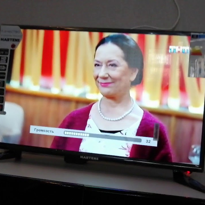 На экране телевизора...
