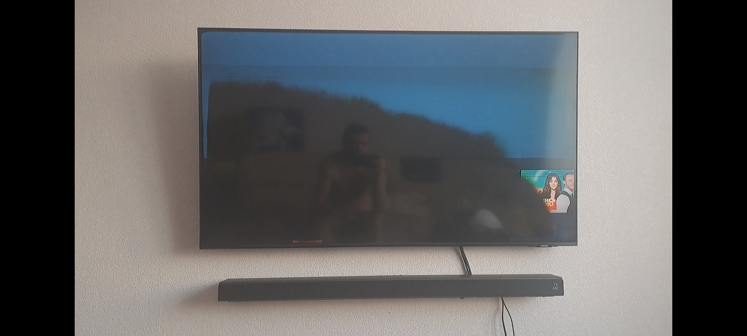 Почему чернеет экран. Потемнел экран телевизора. Половина телевизора потемнела. Темнеет экран. Монитор чернеет.