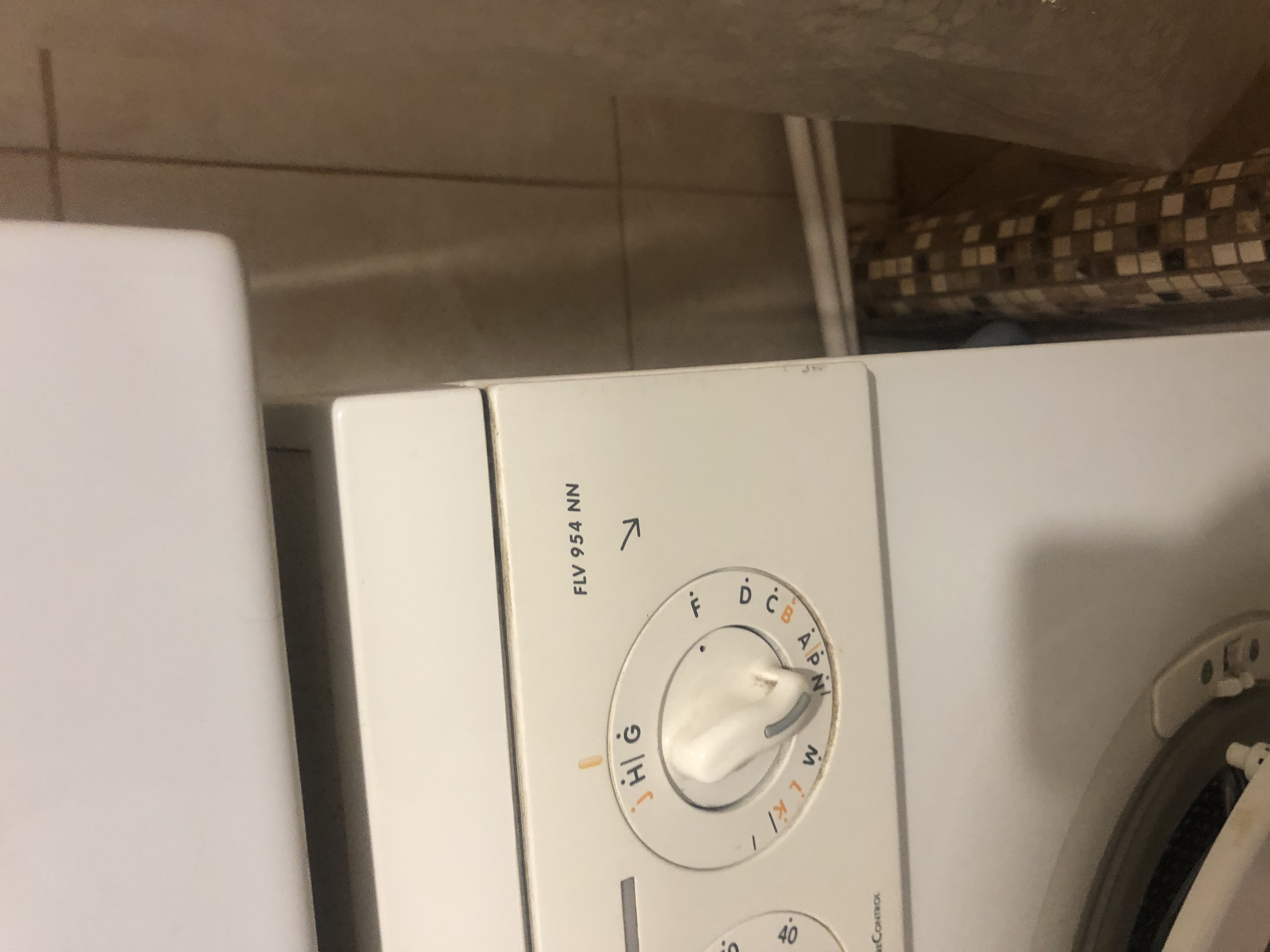Где находится сливной...