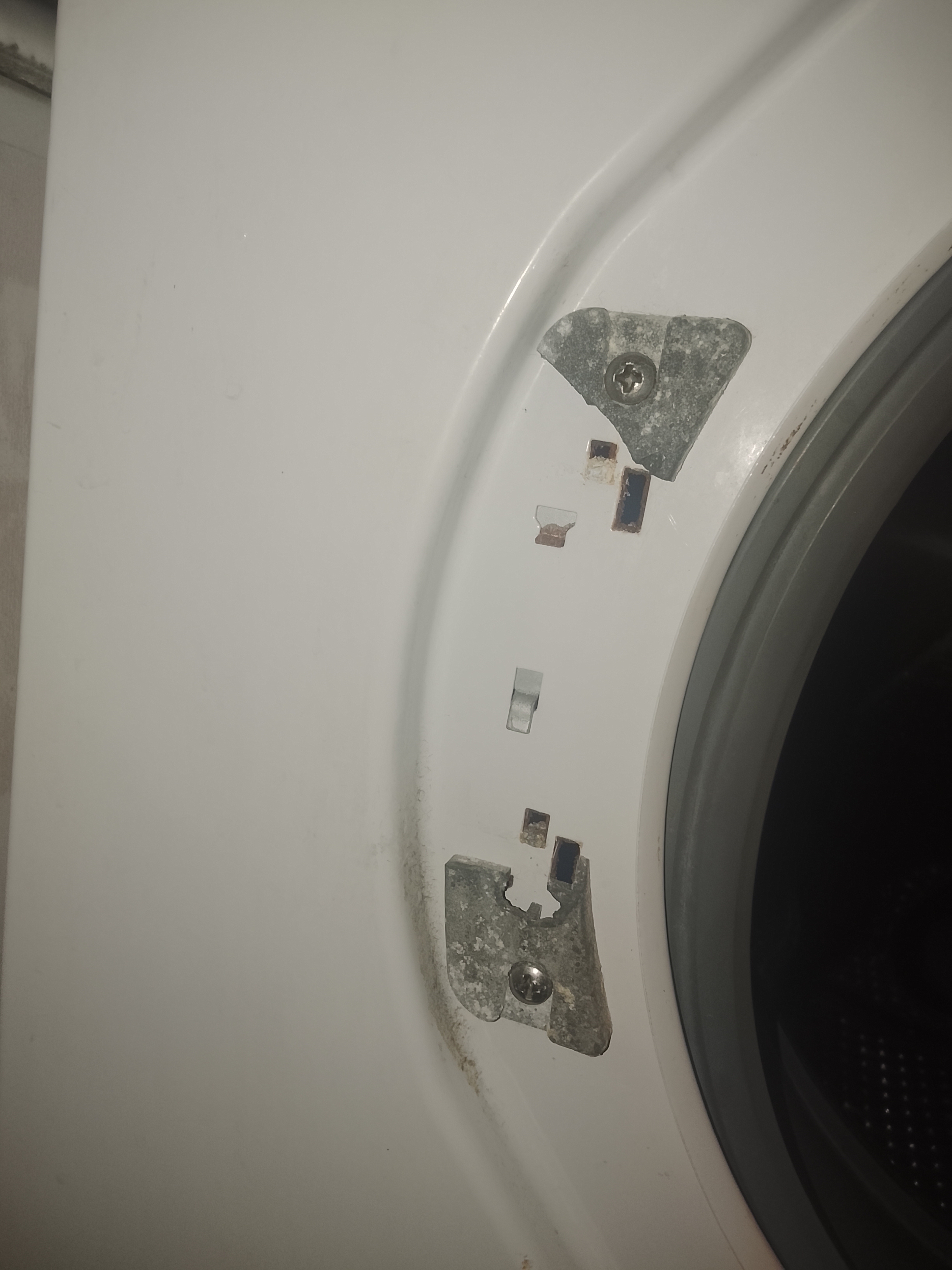 Сломалась дверца...