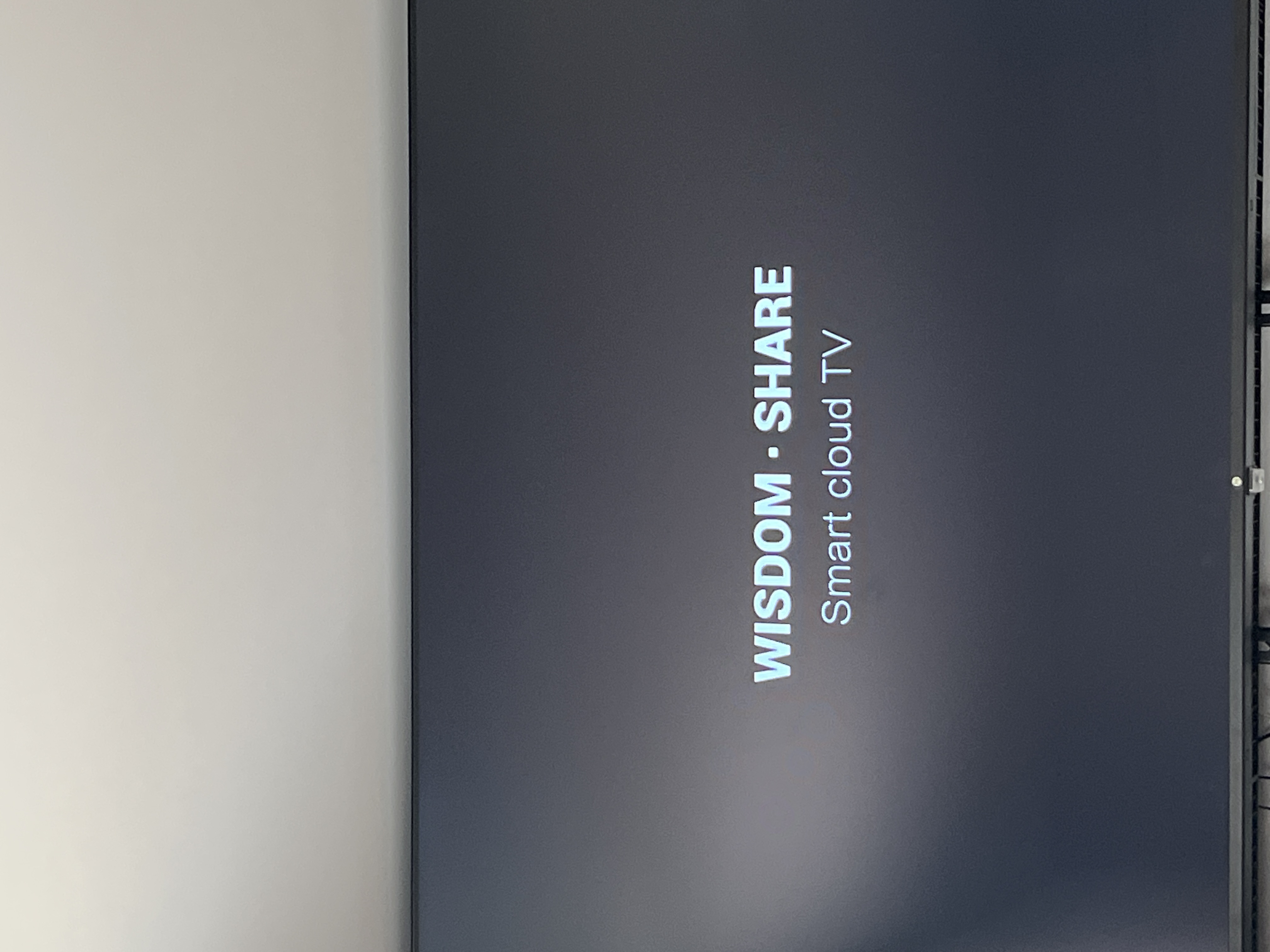 Телевизор hi завис на...