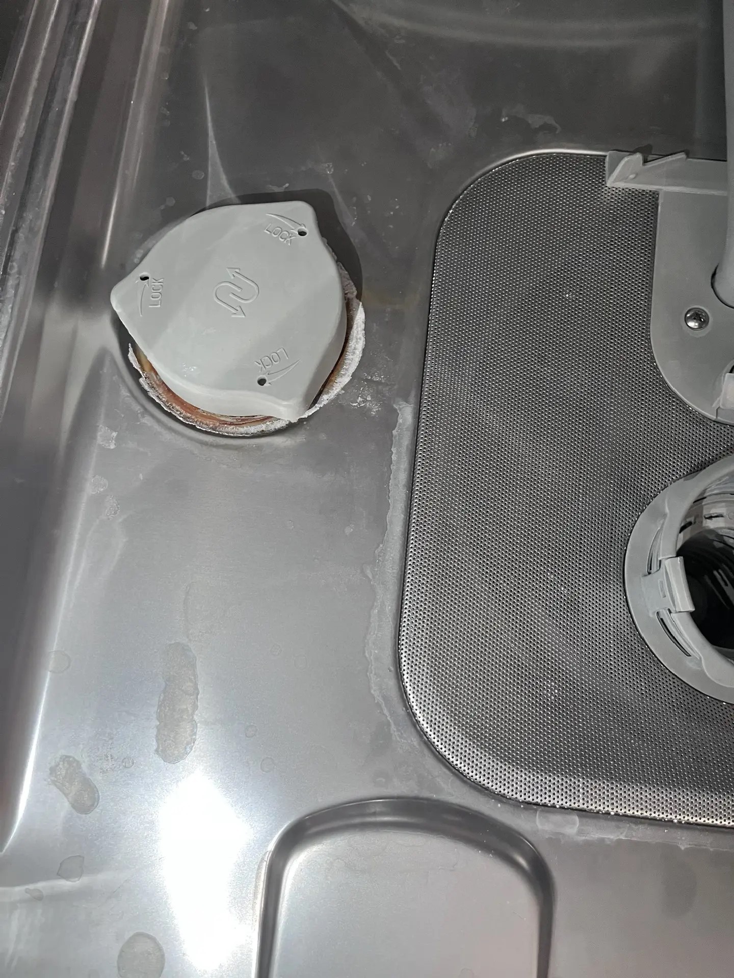 Вытекает вода из...