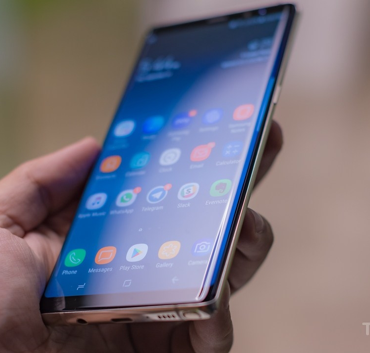 Концерн Samsung...
