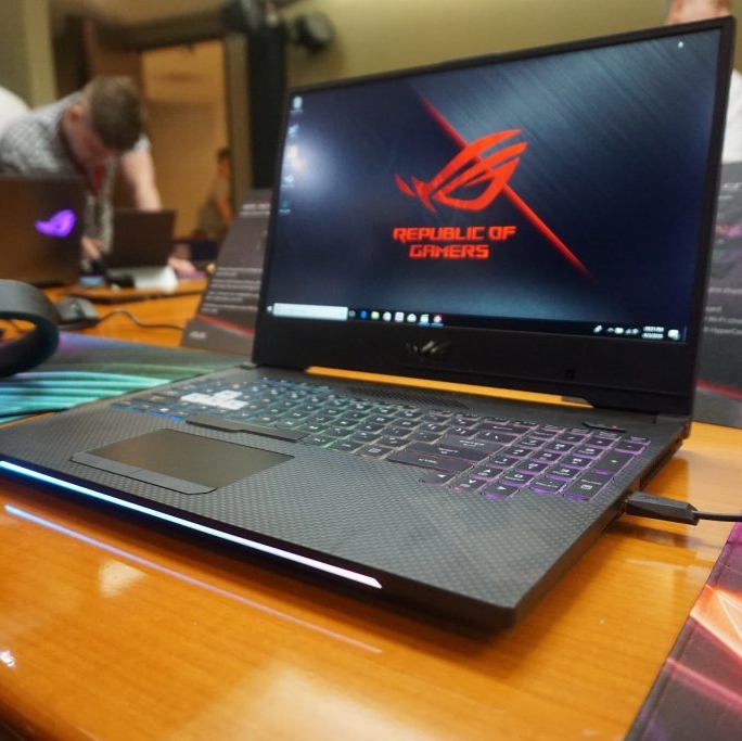 Компания ASUS привезла...