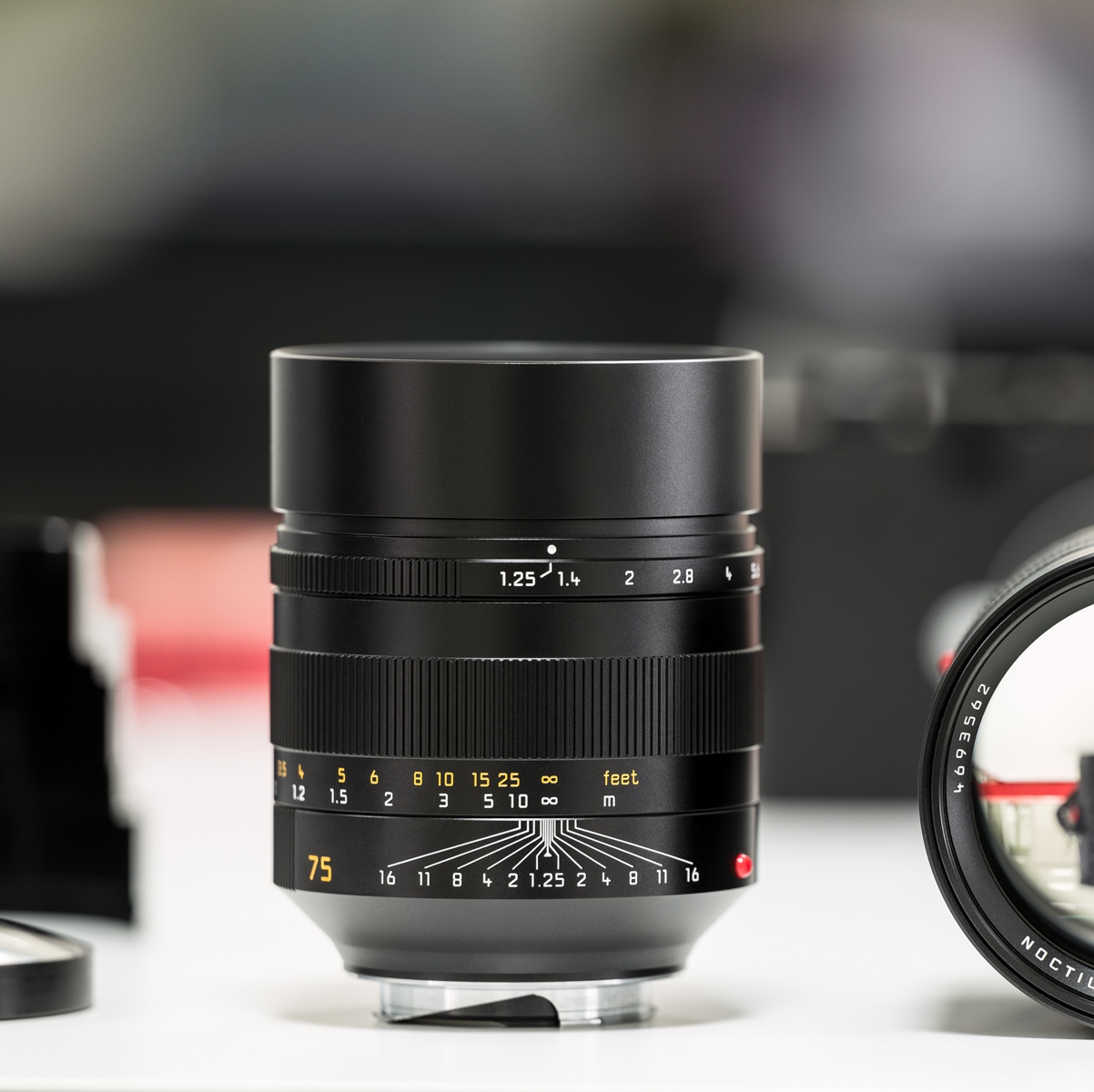 Компания Leica...
