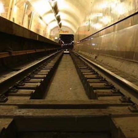 На рельсах метро...