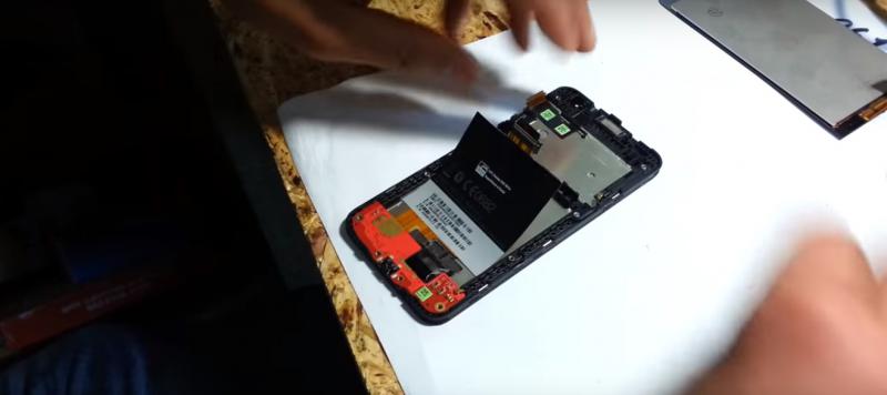 Замена модуля дисплея смартфона HTC Desire 300